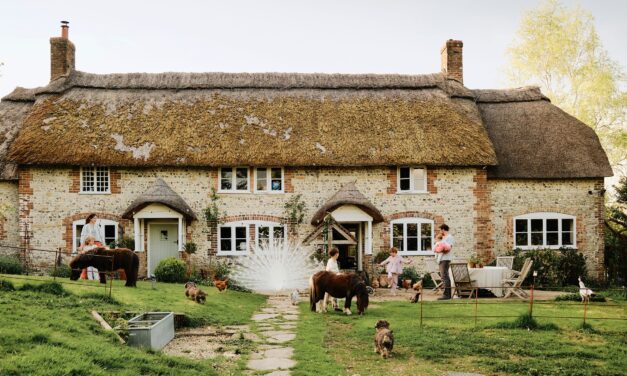 Un chalet magique du Dorset a pris vie par des artistes botaniques et des créateurs Tattie Isles