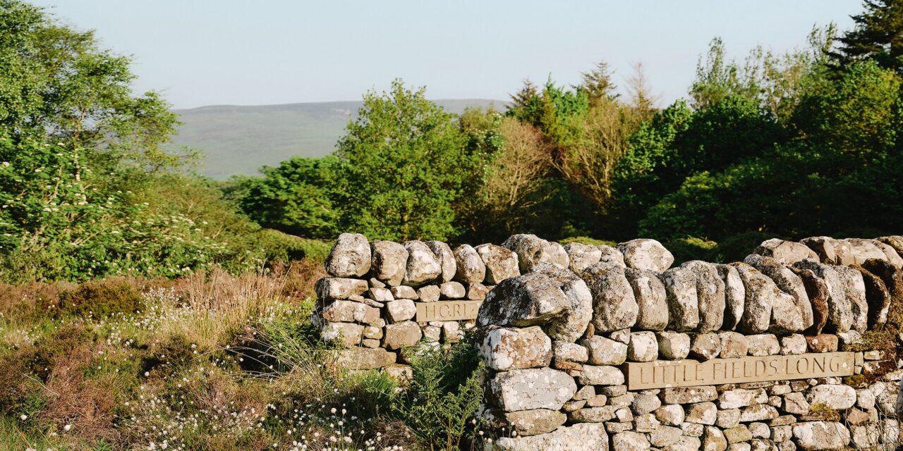 Un jardin magique et rempli d&rsquo;art d&rsquo;un poète dans les collines vallonnées