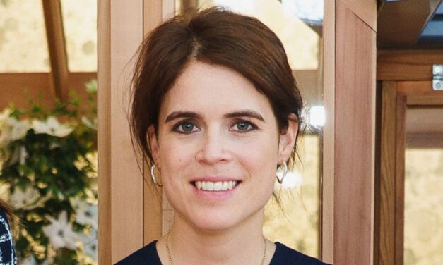 La princesse Eugenie Wows dans la robe de skinming figure au milieu d&rsquo;un nouveau rôle passionnant