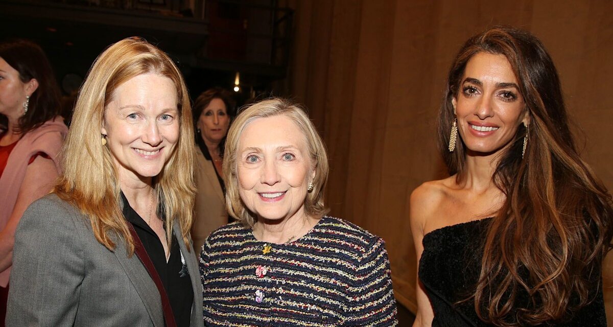 Hillary Clinton profite d&rsquo;une soirée entre filles avec Amal Clooney et des amis célèbres avant le grand mariage