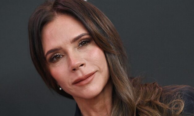 La tenue de cmail de chaîne Y2K oubliée de Victoria Beckham et de cowprint tue toujours en 2025