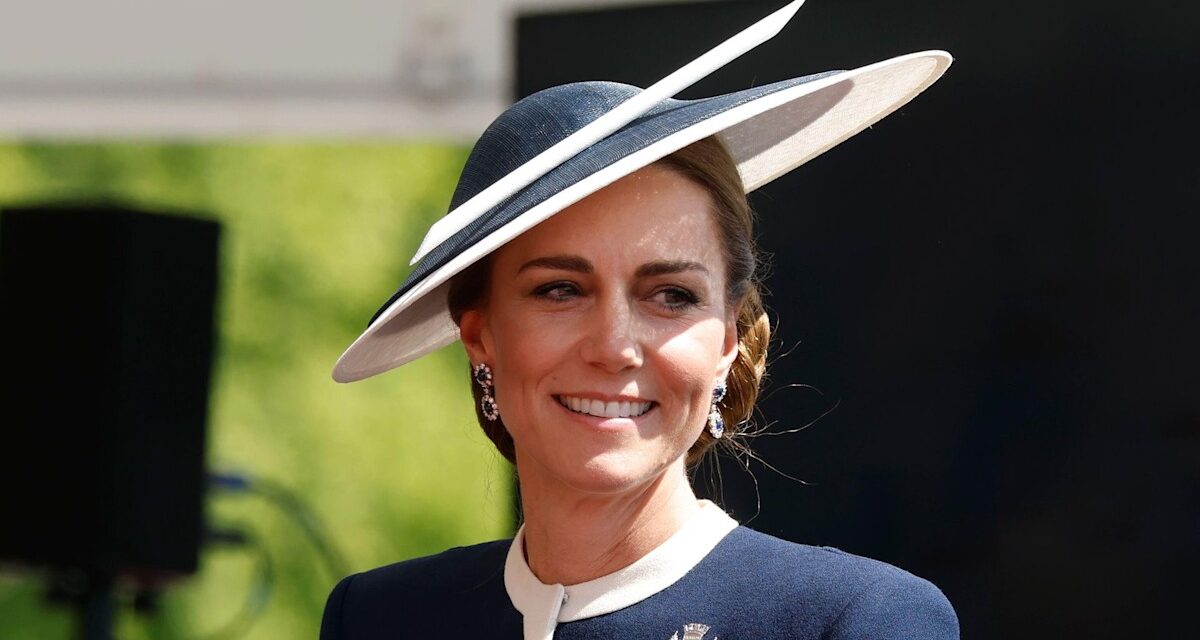 Kate Middleton fait un demi-tour de mode dans une robe de marin ajustée de 1,8k £