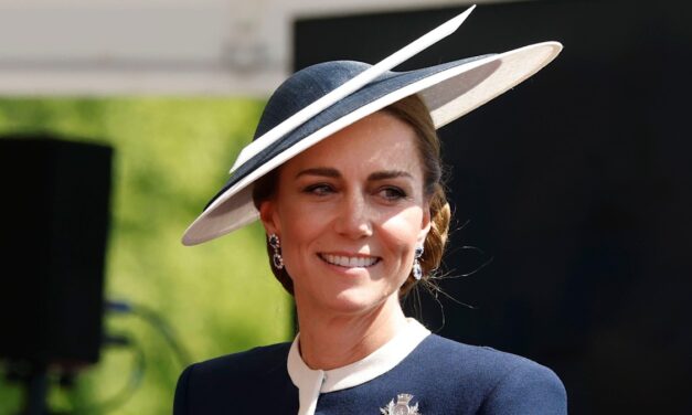 Kate Middleton fait un demi-tour de mode dans une robe de marin ajustée de 1,8k £