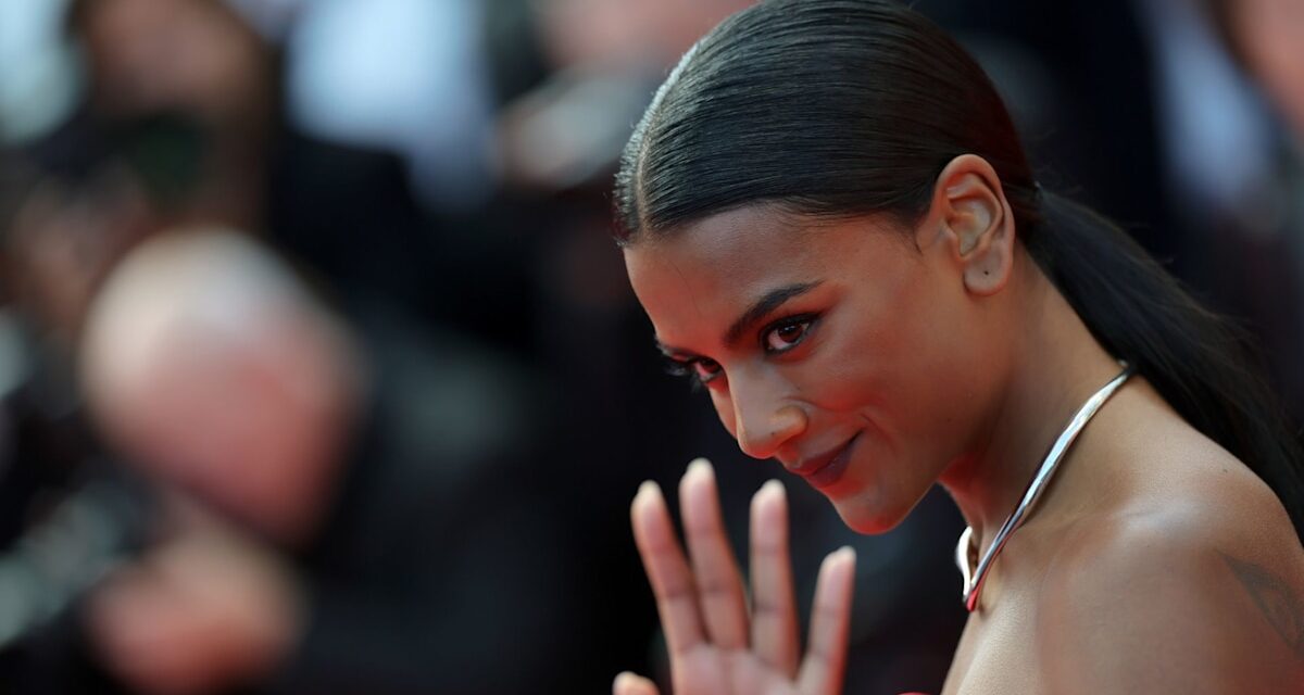 Simone Ashley est une sirène écarlate le dernier jour à Cannes