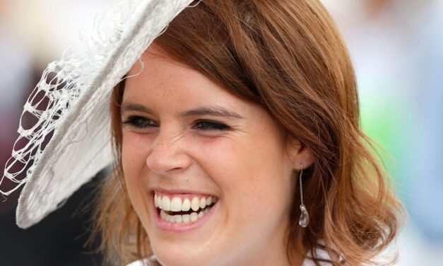 Le fils aux cheveux ardents de la princesse Eugénie, Ernest, est à l&rsquo;âge de sa mère à seulement 2 ans