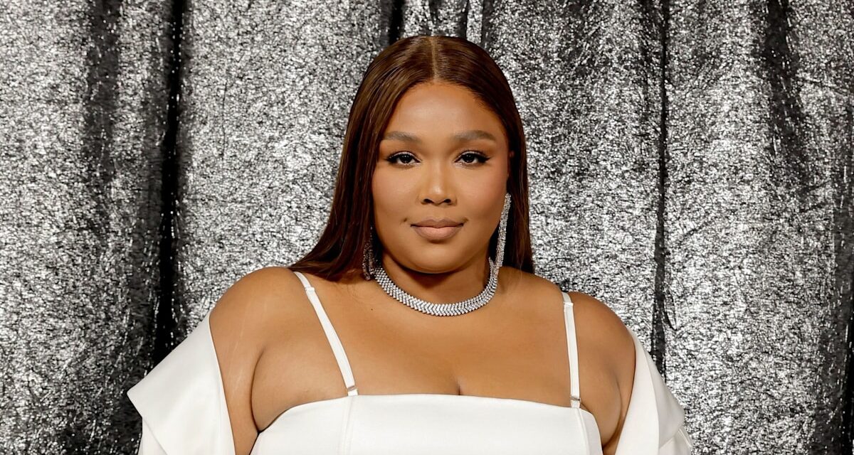 Lizzo étouffe dans une nouvelle vidéo au bord de la piscine de son arrière-cour à couper le souffle à LA Home