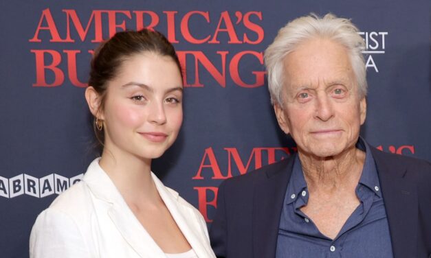 Catherine Zeta-Jones et la fille de Michael Douglas, Carys, inaugurent le nouveau chapitre des photos douce-amère du collège