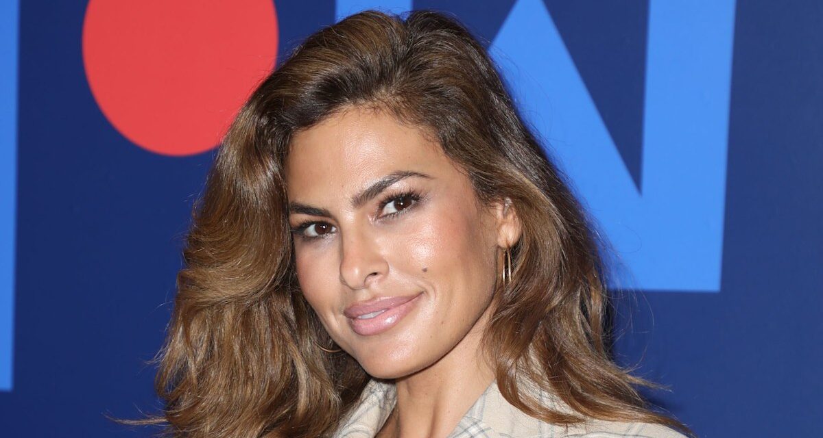 Eva Mendes fait tourner les têtes en robe rouge slinky alors qu&rsquo;elle donne un aperçu de la dynamique familiale