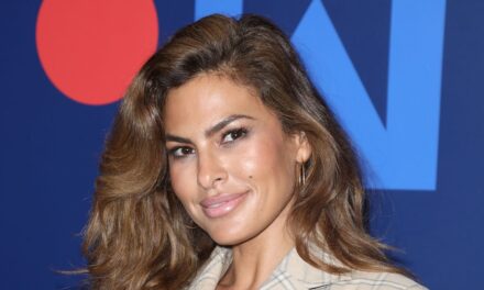 Eva Mendes fait tourner les têtes en robe rouge slinky alors qu&rsquo;elle donne un aperçu de la dynamique familiale