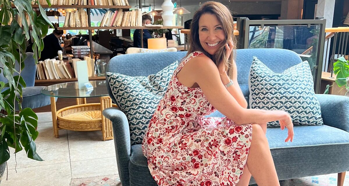 Comment porter une robe midi florale dans la cinquantaine sans regarder datée