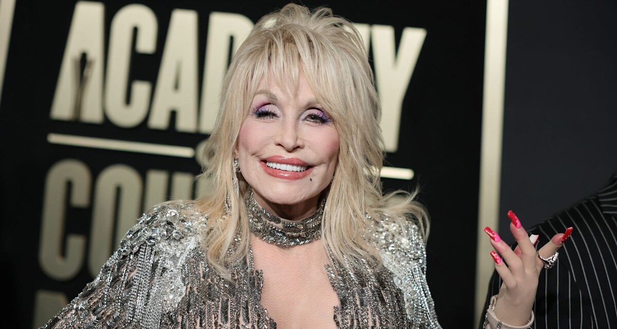 Dolly Parton répond enfin à une question brûlante sur le remake de Jennifer Aniston 9 à 5