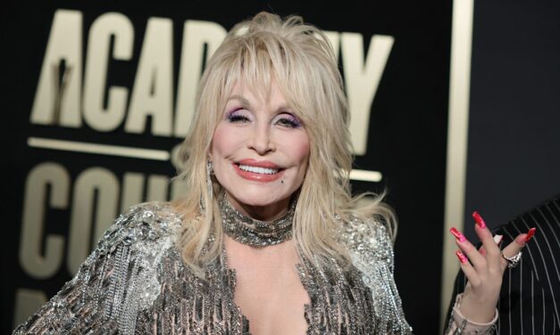 Dolly Parton répond enfin à une question brûlante sur le remake de Jennifer Aniston 9 à 5