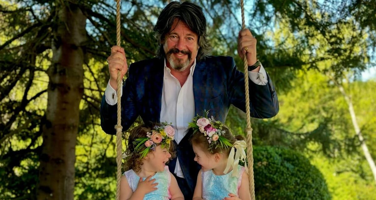 Laurence Llewelyn-Bowen confond les fans avec la transformation de la cuisine à Cotswolds Home, il s&rsquo;est séparé en deux