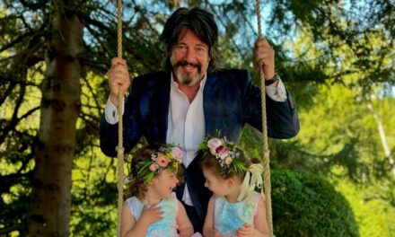 Laurence Llewelyn-Bowen confond les fans avec la transformation de la cuisine à Cotswolds Home, il s&rsquo;est séparé en deux