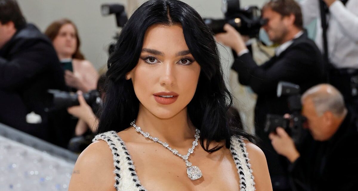 Dua Lipa a-t-elle juste taquiné sa robe de mariage à l&rsquo;épaule?