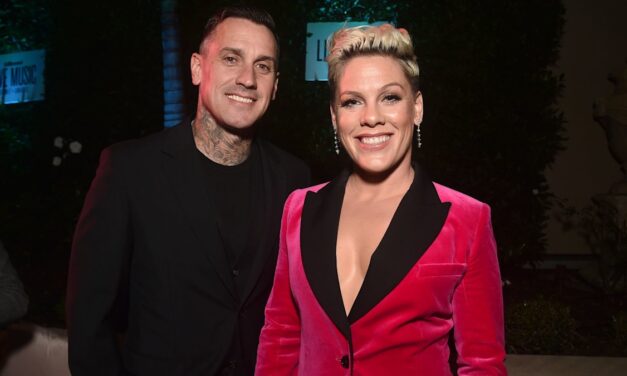 Le mari de Pink, Carey Hart, a exhorté à se détendre alors qu&rsquo;il partage une nouvelle mise à jour après une blessure