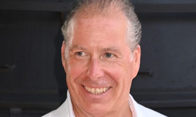 Le fils de la princesse Margaret, David Armstrong-Jones, devient public avec une petite amie privée