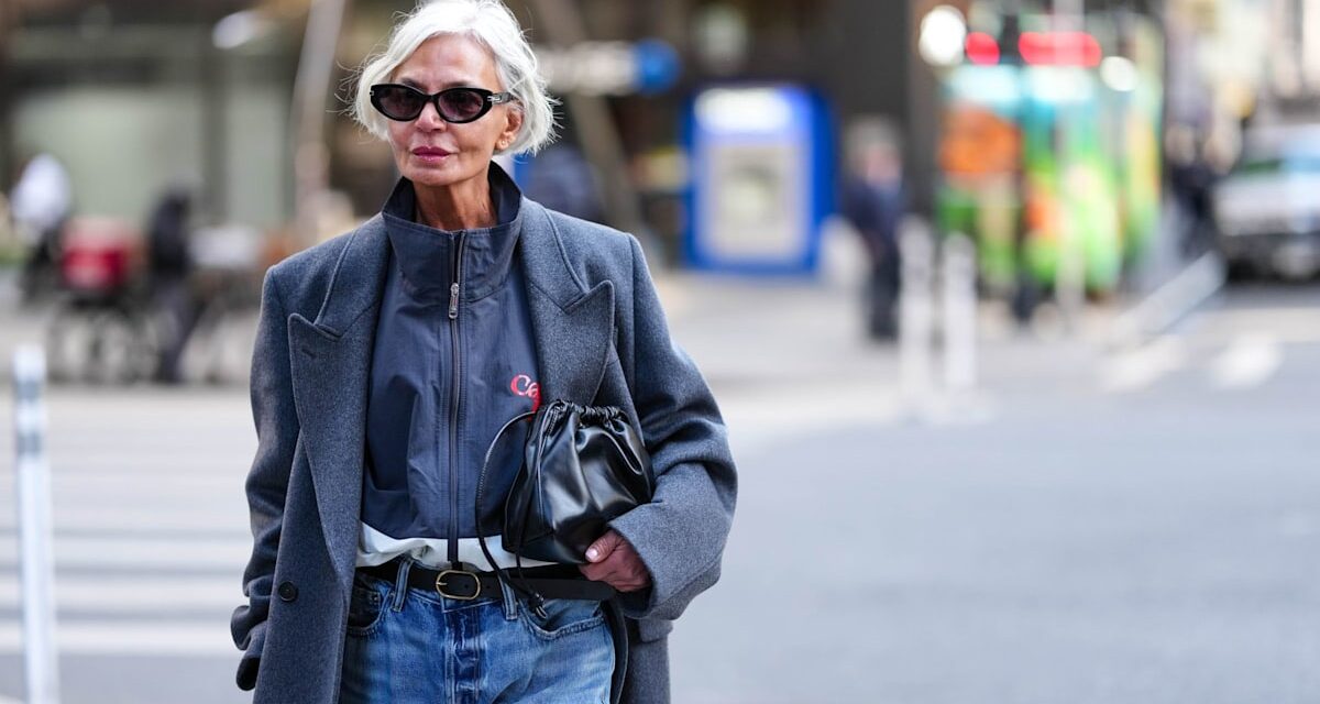 Le jean que vous devriez porter dans la soixantaine et les années 70 pour regarder votre plus élégant