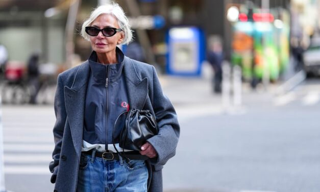 Le jean que vous devriez porter dans la soixantaine et les années 70 pour regarder votre plus élégant