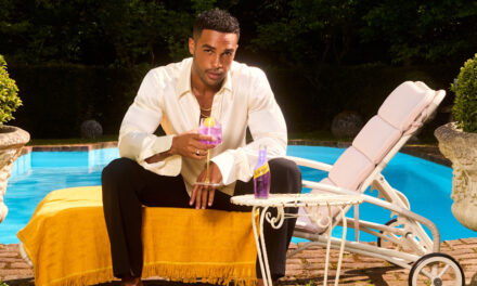 Emily dans Lucien Laviscount de Paris révèle ce qu&rsquo;est la mère de Lily Collins – exclusif