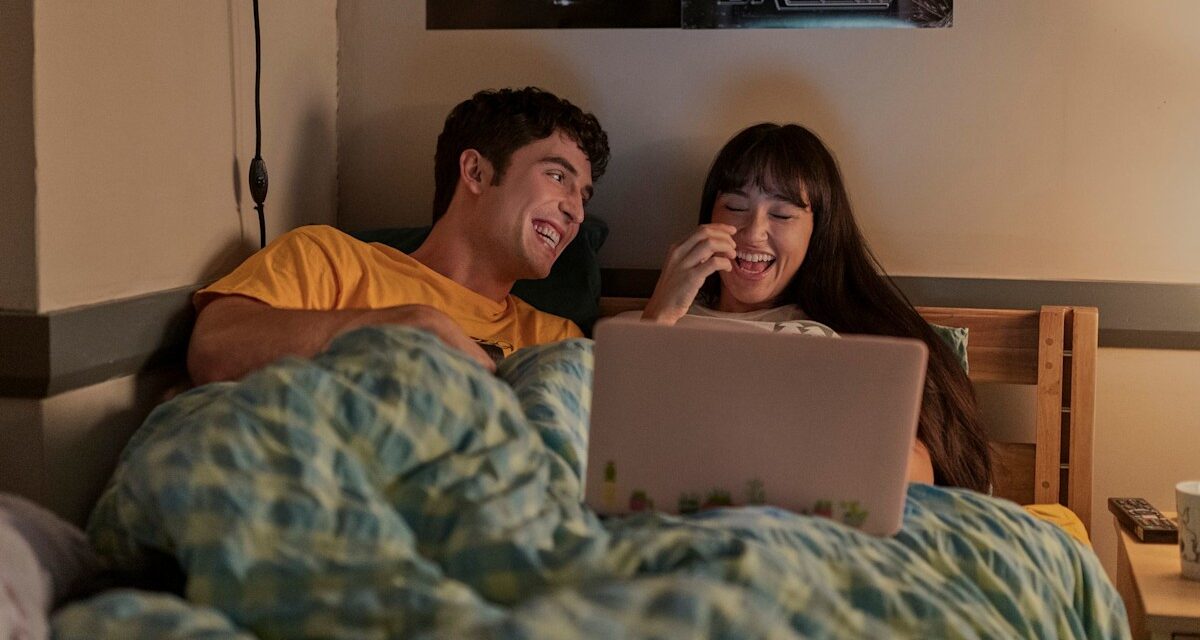 Les fans de télévision regardent la nouvelle série de huit épisodes en une exposition en une seule séance