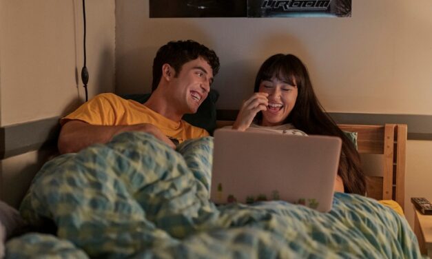 Les fans de télévision regardent la nouvelle série de huit épisodes en une exposition en une seule séance