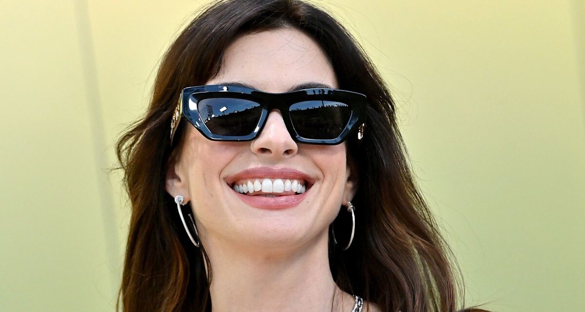 La Versace lbd grésillante d&rsquo;Anne Hathaway est le plan pour l&rsquo;été 2025 Date Nights