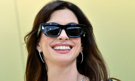 La Versace lbd grésillante d&rsquo;Anne Hathaway est le plan pour l&rsquo;été 2025 Date Nights