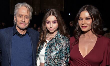 La fille de Catherine Zeta-Jones fait tourner les têtes en robe blanche avant le jour spécial: «La nuit précédente»