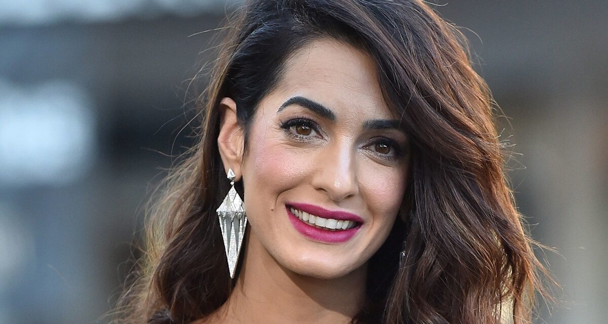 La mini-robe à col rond à col rond d&rsquo;Amal Clooney est la quintessence du glamour de la fille de la fête