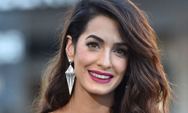 La mini-robe à col rond à col rond d&rsquo;Amal Clooney est la quintessence du glamour de la fille de la fête