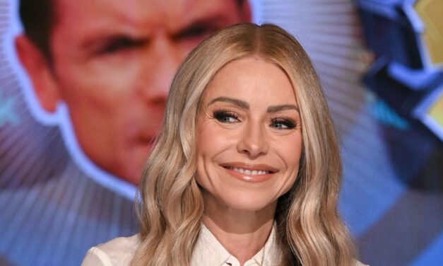 Kelly Ripa admet que souffrir de cheveux majeurs échoue en direct