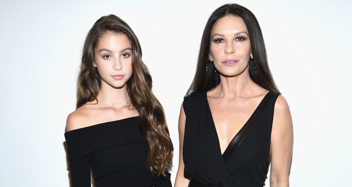 La fille de Catherine Zeta-Jones, Carys, est représentée en larmes pendant la fin émotionnelle d&rsquo;une époque