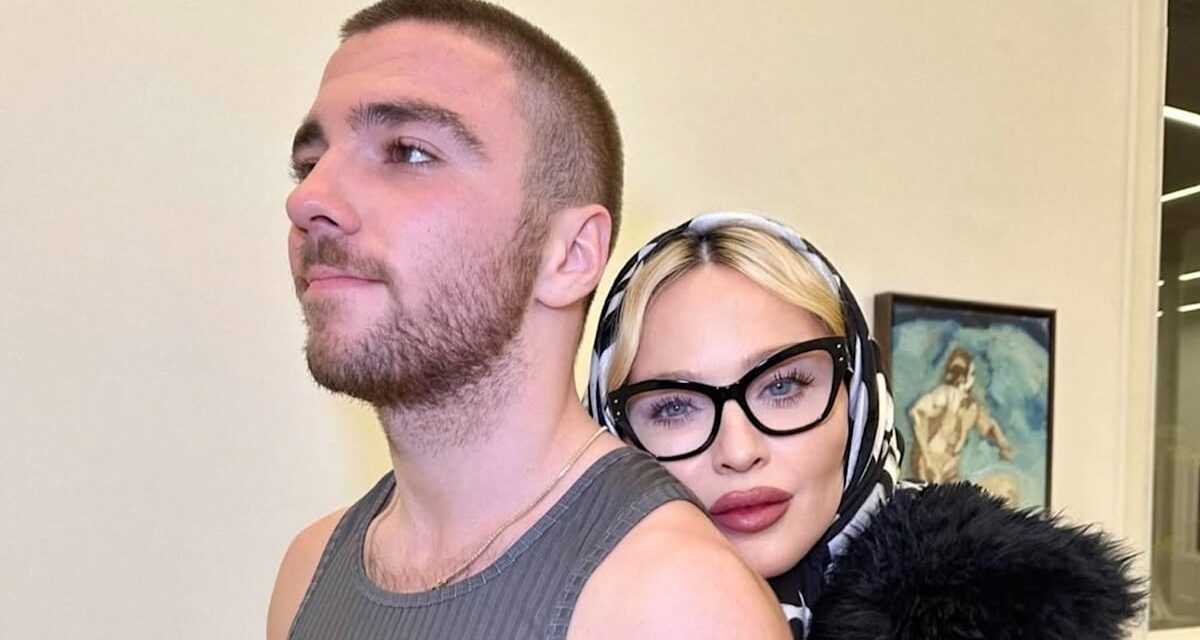 Le fils de Madonna, Rocco Ritchie, fait ses débuts majeurs à la transformation des cheveux qui vous fera doubler