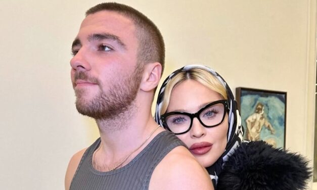 Le fils de Madonna, Rocco Ritchie, fait ses débuts majeurs à la transformation des cheveux qui vous fera doubler