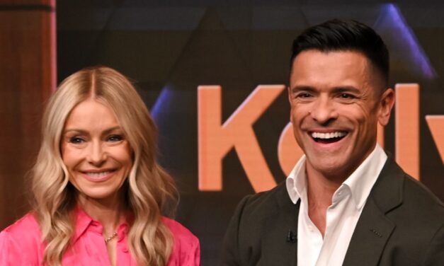 Kelly Ripa met son mari Mark Consuelos sur l&rsquo;explosion de la confession de la «deuxième femme»: «Oh cher Dieu»