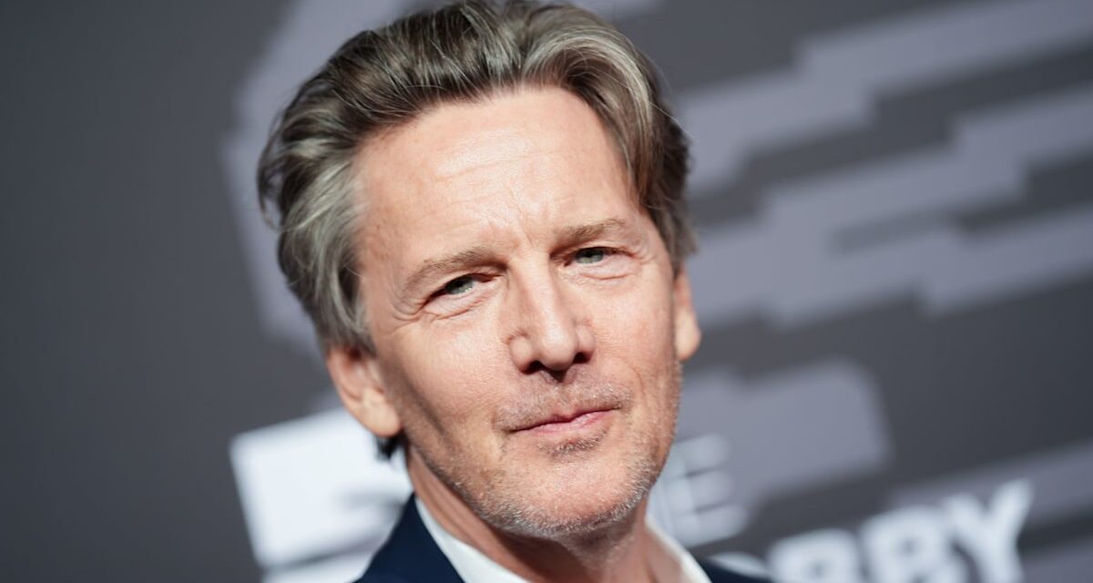 Andrew McCarthy pose avec une fille adolescente rarement vue pour une occasion spéciale qui rappelle à jolie rose