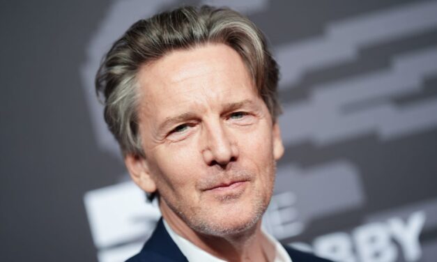 Andrew McCarthy pose avec une fille adolescente rarement vue pour une occasion spéciale qui rappelle à jolie rose