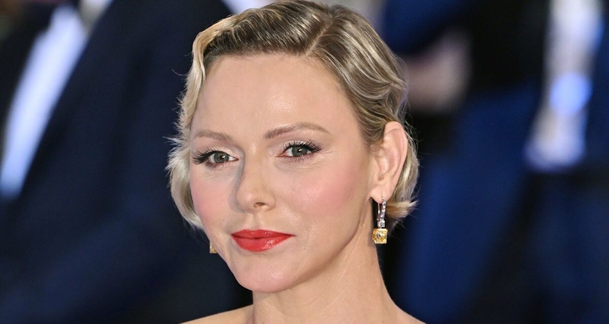 La princesse Charlene fait ses débuts «  rares  » dans une incroyable tenue de réprimande de la taille