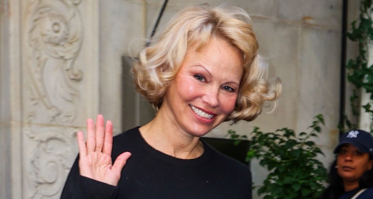 Le combo de collants et de collants de Pamela Anderson est le pic it-girl