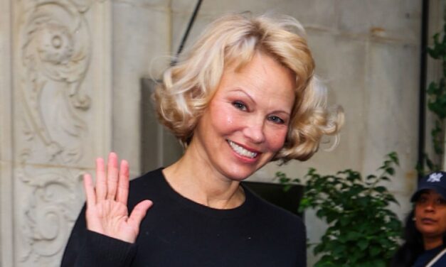 Le combo de collants et de collants de Pamela Anderson est le pic it-girl