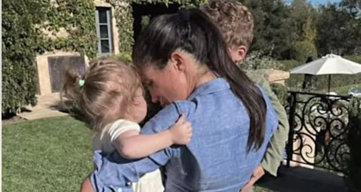 Le visage chérubien de la princesse Lilibet, vu alors qu&rsquo;elle se dandonne dans une tenue d&rsquo;apiculture et des bottes en caoutchouc en apparence rare