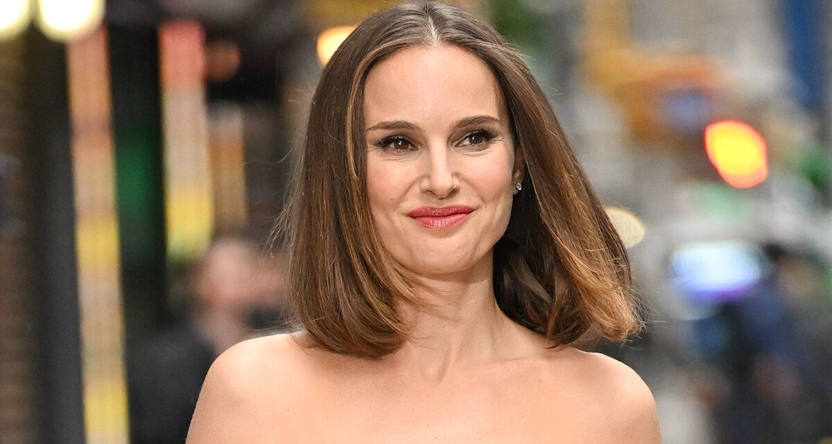 La mini-robe rouge racée de Natalie Portman est un rêve de nuit