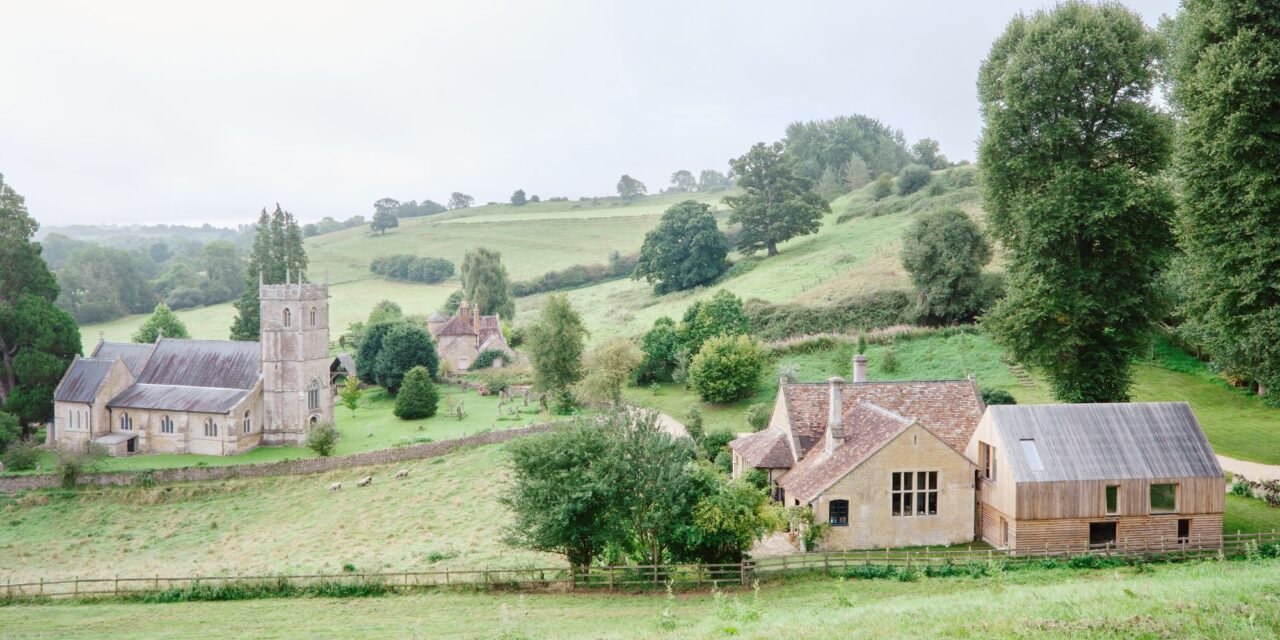 Un ajout moderne impressionnant qui se marie parfaitement avec la glorieuse maison de Somerset de Joa Studholme