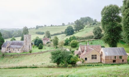 Un ajout moderne impressionnant qui se marie parfaitement avec la glorieuse maison de Somerset de Joa Studholme