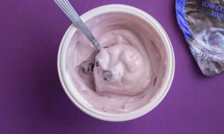 Le yogourt aromatisé est-il malsain? Les experts en nutrition expliquent