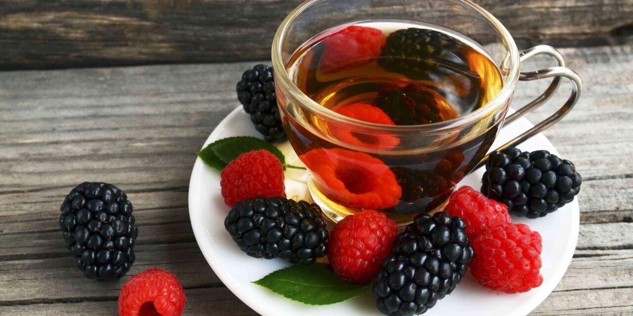 Le thé, les baies et autres aliments riches en flavonoïdes peuvent vous aider à mieux vieillir, les résultats de l&rsquo;étude