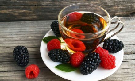 Le thé, les baies et autres aliments riches en flavonoïdes peuvent vous aider à mieux vieillir, les résultats de l&rsquo;étude