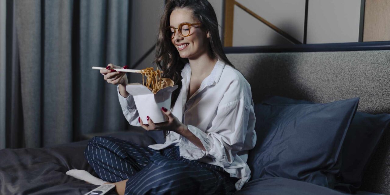 Quand devriez-vous arrêter de manger avant de vous coucher? Voici ce que disent les experts