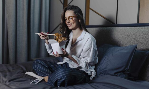 Quand devriez-vous arrêter de manger avant de vous coucher? Voici ce que disent les experts